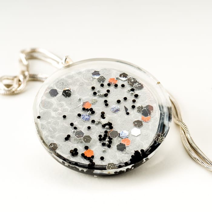 Ręcznie malowany artystyczny naszyjnik z biało – czarną zawieszką