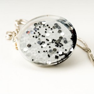 Ręcznie malowany artystyczny naszyjnik z biało – czarną zawieszką