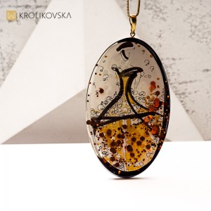Naszyjnik designerski z żywicy – współczesna biżuteria artystyczna.