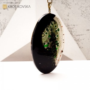 Naszyjnik designerski z żywicy – współczesna biżuteria artystyczna.