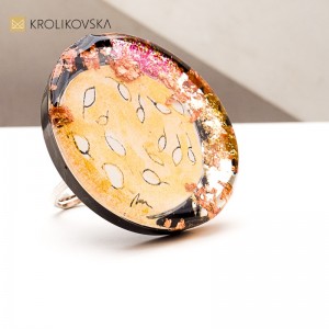 Pierścionek z żywicy i tuszu – subtelna biżuteria handmade