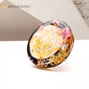 Pierścionek z żywicy i tuszu – subtelna biżuteria handmade