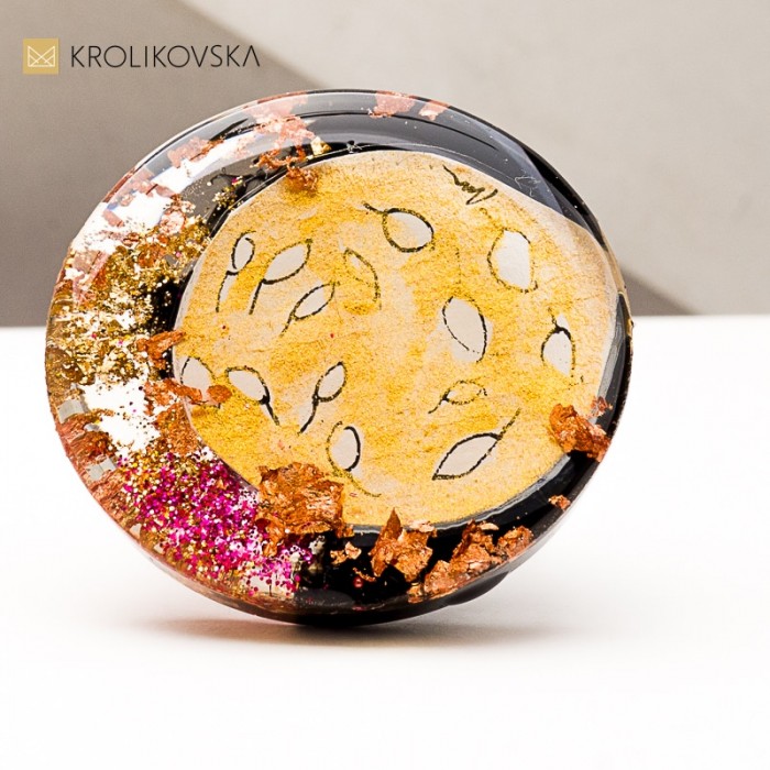 Pierścionek z żywicy i tuszu – subtelna biżuteria handmade