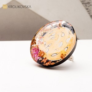 Pierścionek z żywicy i tuszu – subtelna biżuteria handmade