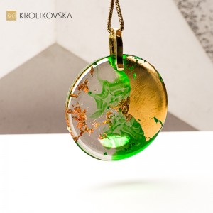 Ekskluzywny naszyjnik artystyczny z żywicy – unikatowy design.