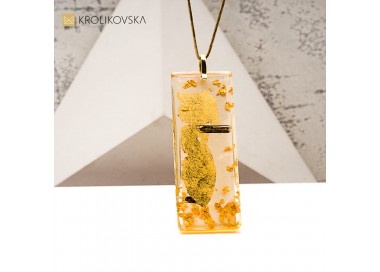 Naszyjnik handmade z żywicy – elegancja i prostota.
