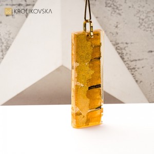 Naszyjnik handmade z żywicy – elegancja i prostota.