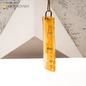 Naszyjnik handmade z żywicy – elegancja i prostota.