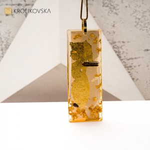 Naszyjnik handmade z żywicy – elegancja i prostota.