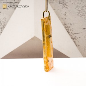 Naszyjnik handmade z żywicy – elegancja i prostota.