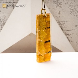 Naszyjnik handmade z żywicy – elegancja i prostota.