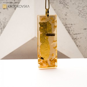 Naszyjnik handmade z żywicy – elegancja i prostota.