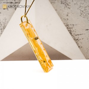 Naszyjnik handmade z żywicy – elegancja i prostota.
