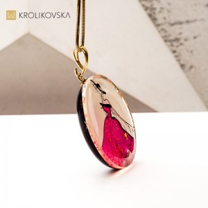 Unikalny naszyjnik z żywicy i tuszu – sztuka do noszenia.