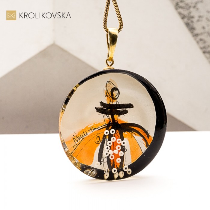 Ekskluzywny naszyjnik ręcznie robiony z żywicy.