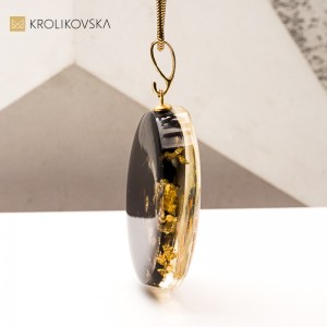 Ekskluzywny naszyjnik ręcznie robiony z żywicy.