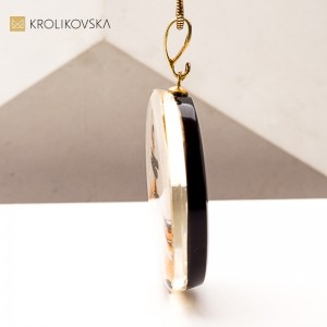 Ekskluzywny naszyjnik ręcznie robiony z żywicy.