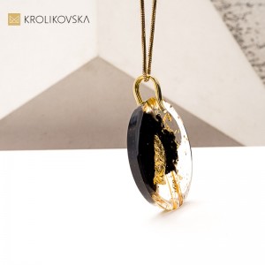 Naszyjnik designerski z żywicy – biżuteria autorska.