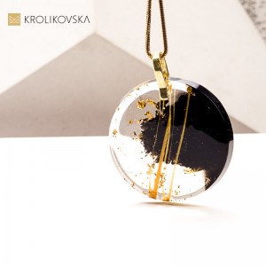 Naszyjnik designerski z żywicy – biżuteria autorska.