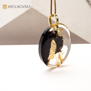 Naszyjnik designerski z żywicy – biżuteria autorska.