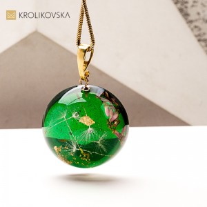 Artystyczny naszyjnik handmade z żywicy – elegancki upominek urodzinowy.
