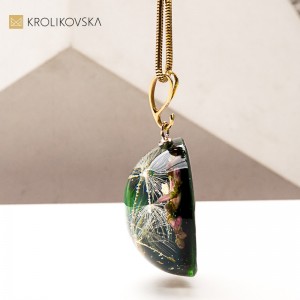 Artystyczny naszyjnik handmade z żywicy – elegancki upominek urodzinowy.