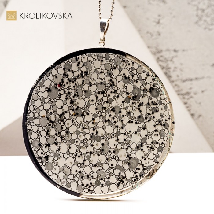 Naszyjnik artystyczny z żywicy i tuszu – unikalna biżuteria handmade.