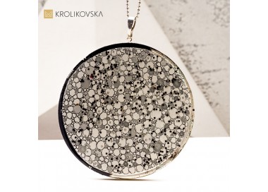 Naszyjnik artystyczny z żywicy i tuszu – unikalna biżuteria handmade.