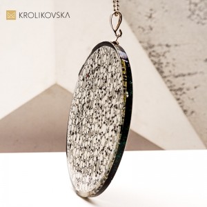 Naszyjnik artystyczny z żywicy i tuszu – unikalna biżuteria handmade.