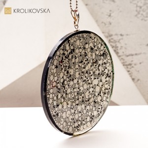 Naszyjnik artystyczny z żywicy i tuszu – unikalna biżuteria handmade.