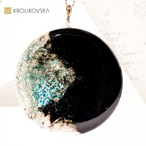 Naszyjnik artystyczny z żywicy i tuszu – unikalna biżuteria handmade.