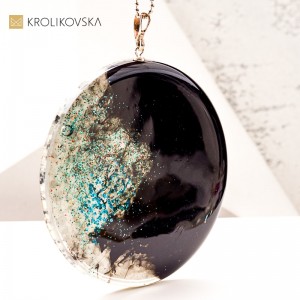 Naszyjnik artystyczny z żywicy i tuszu – unikalna biżuteria handmade.