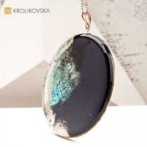 Naszyjnik artystyczny z żywicy i tuszu – unikalna biżuteria handmade.