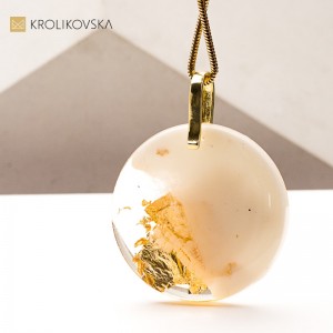 Naszyjnik autorski z żywicy i złota – unikalny design.