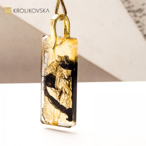 Naszyjnik nowoczesny z żywicy – limitowana edycja.