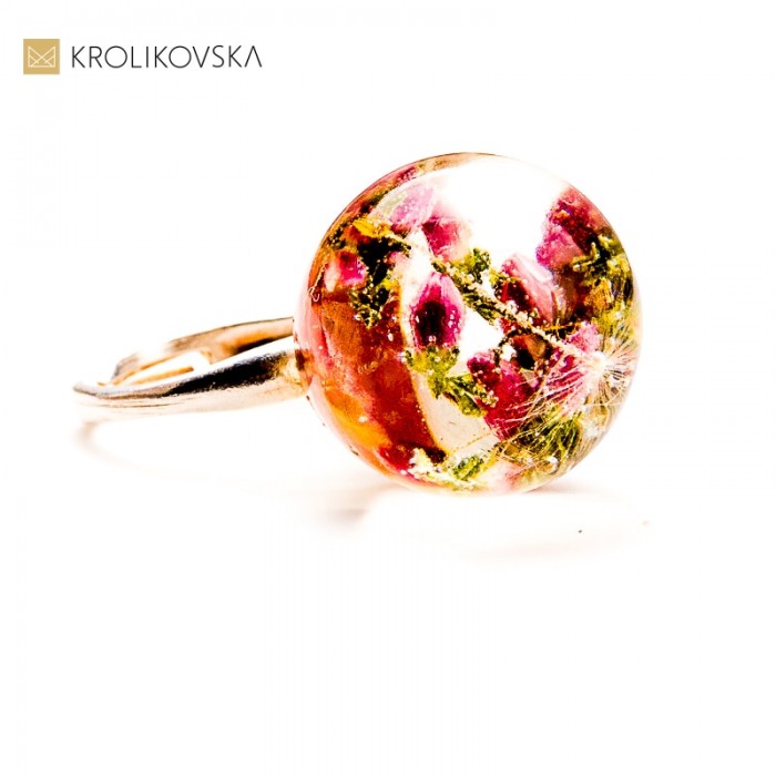 Pierścionek z żywicy – unikatowa biżuteria na rocznicę ślubu