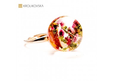 Pierścionek z żywicy – unikatowa biżuteria na rocznicę ślubu