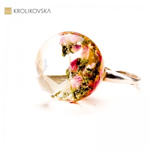 Pierścionek z żywicy – unikatowa biżuteria na rocznicę ślubu