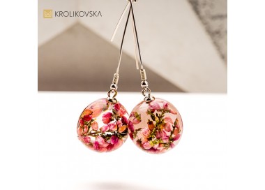 Kolczyki z różowymi kwiatami wrzosu – romantyczny detal.