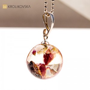 Długi naszyjnik z zawieszką – lekkie, wiszące artystyczne wzory.