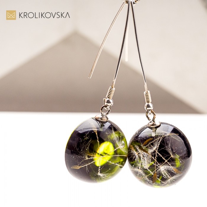 Kolczyki handmade z żywicy – romantyczna biżuteria na rocznicę.
