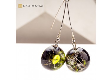 Kolczyki handmade z żywicy – romantyczna biżuteria na rocznicę.