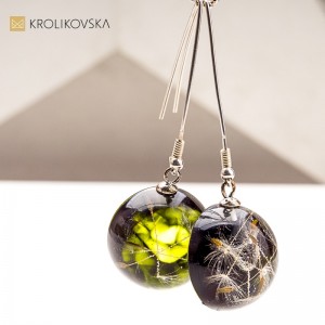 Kolczyki handmade z żywicy – romantyczna biżuteria na rocznicę.