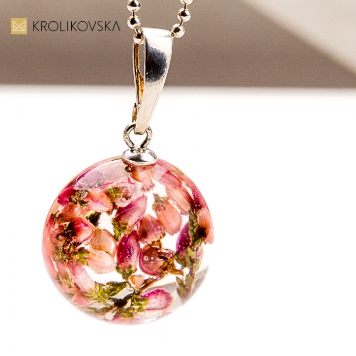 Naszyjnik z żywicy – elegancki prezent pod choinkę dla kobiety.