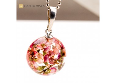 Naszyjnik z żywicy – elegancki prezent pod choinkę dla kobiety.