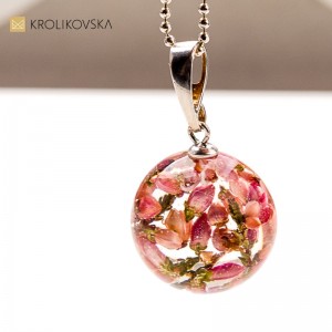 Naszyjnik z żywicy – elegancki prezent pod choinkę dla kobiety.