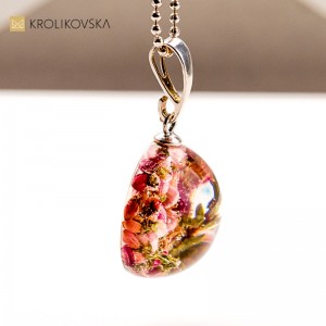 Naszyjnik z żywicy – elegancki prezent pod choinkę dla kobiety.