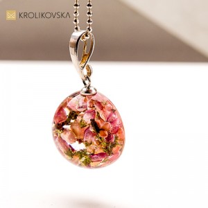 Naszyjnik z żywicy – elegancki prezent pod choinkę dla kobiety.