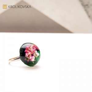 Pierścionek artystyczny z żywicy – prezent na Dzień Kobiet.