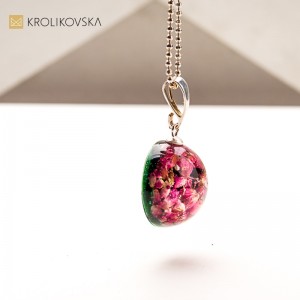 Elegancki naszyjnik z żywicy i srebra – prezent na okrągłe urodziny.